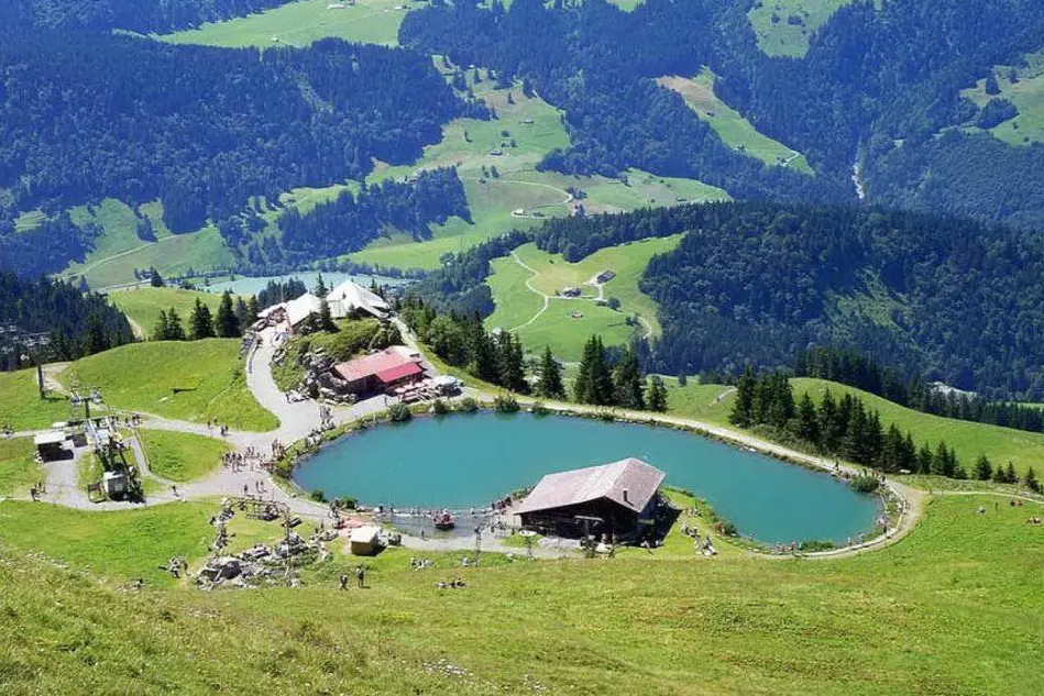 Uno dei suggestivi laghi montani della Svizzera