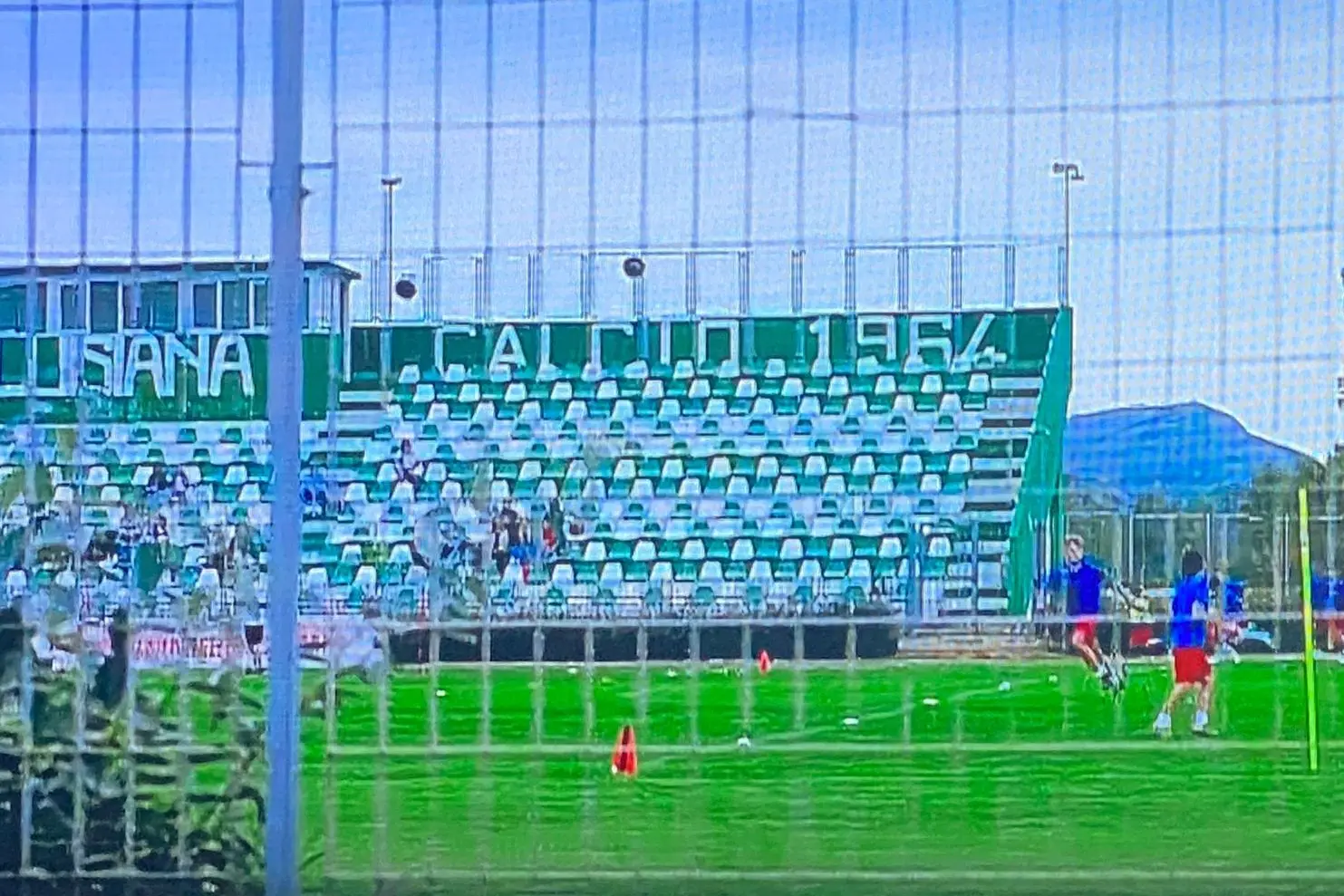 Lo stadio Biagio Pirina e la scritta Luisiana (L'Unione Sarda - Tellini)