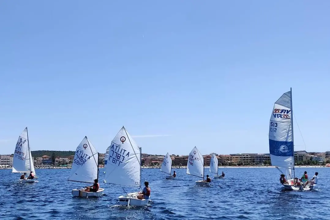 Un momento della Scuola Vela dello Yacht Club Alghero (foto concessa)
