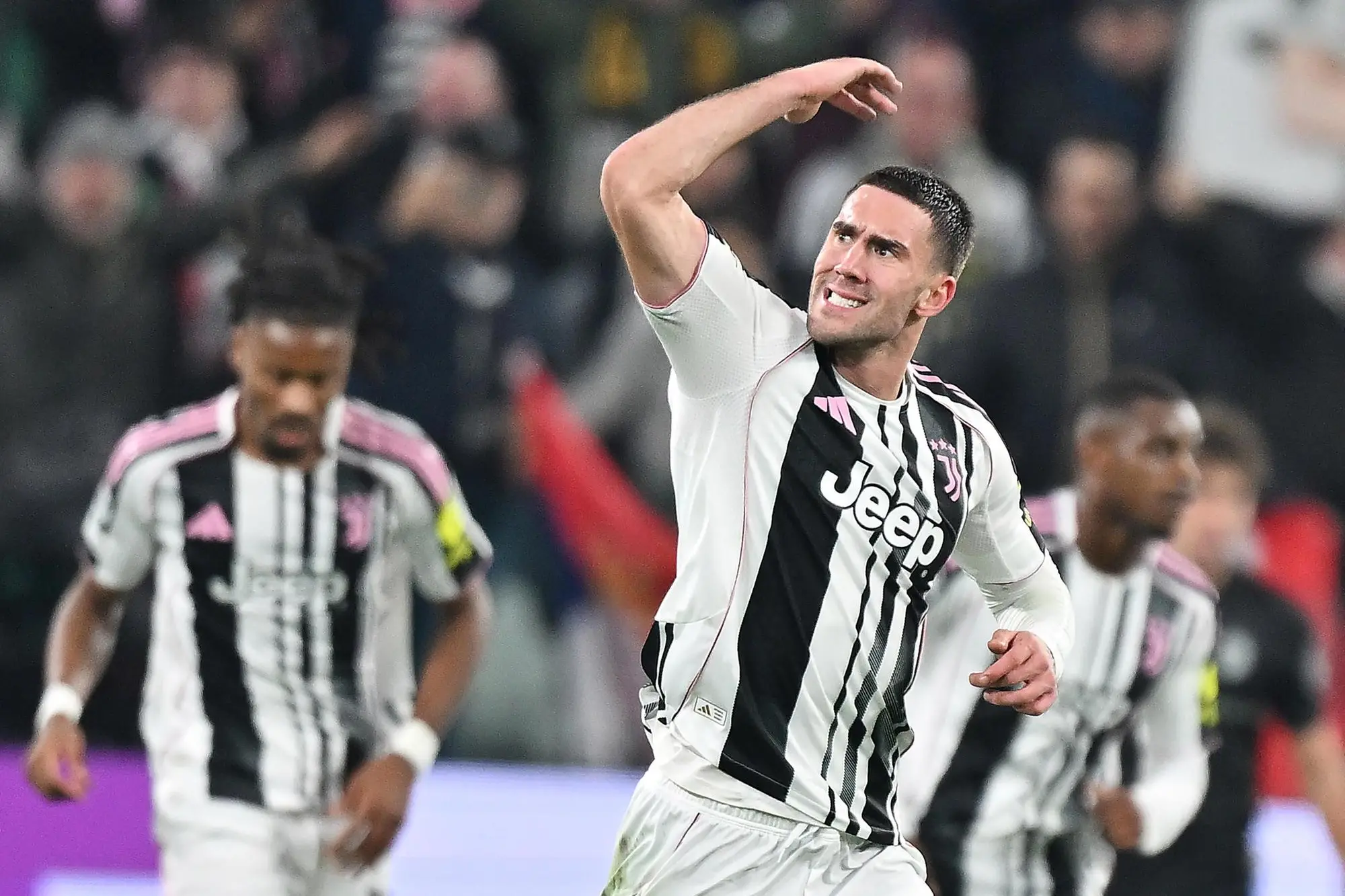 Juventus' Dusan Vlahovic jubilates after scoring the gol (1-1) during the Uefa Champions League soccer match Juventus FC vs Sporting CP at the Allianz Stadium in Turin, Italy, 4 november 2025 ANSA/ALESSANDRO DI MARCO