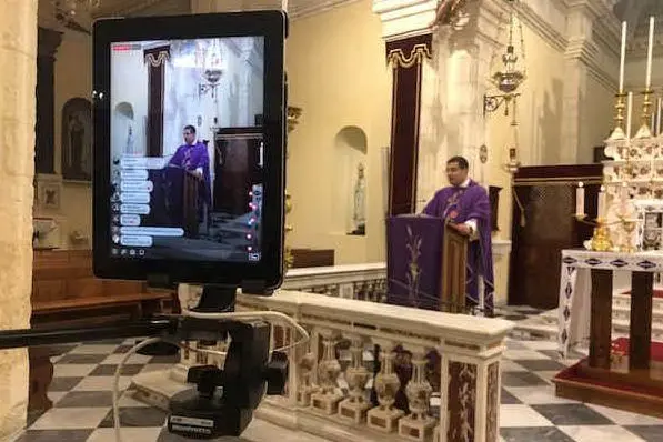 Don Pistolesi durante la messa in streaming (L'Unione Sarda - foto Serreli)