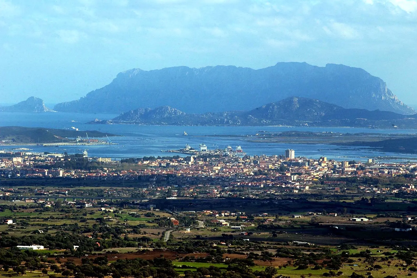 Una panoramica di Olbia vista da Monte Pino (foto archivio)