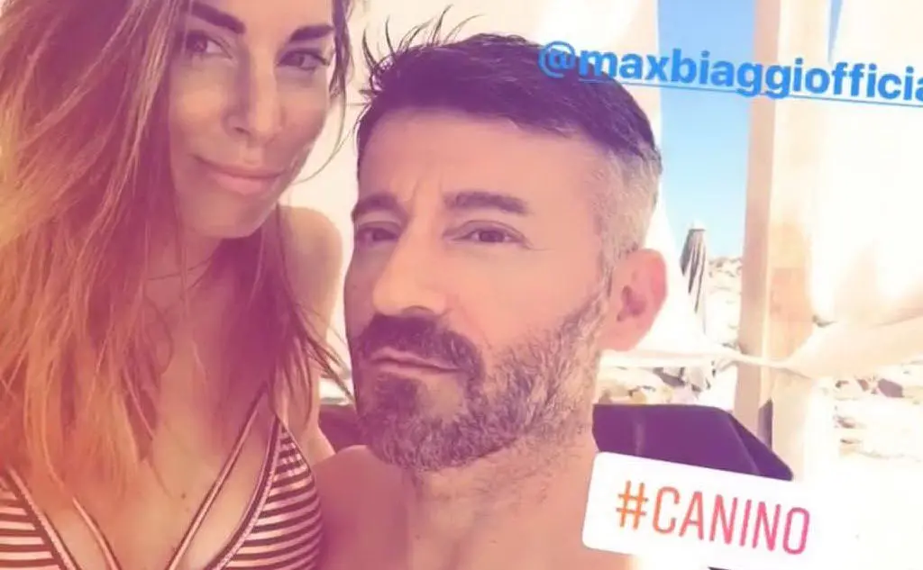 Bianca Atzei e Max Biaggi in spiaggia a Chia
