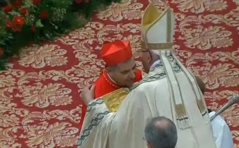 Angelo Becciu è cardinale: l'abbraccio con Papa Francesco