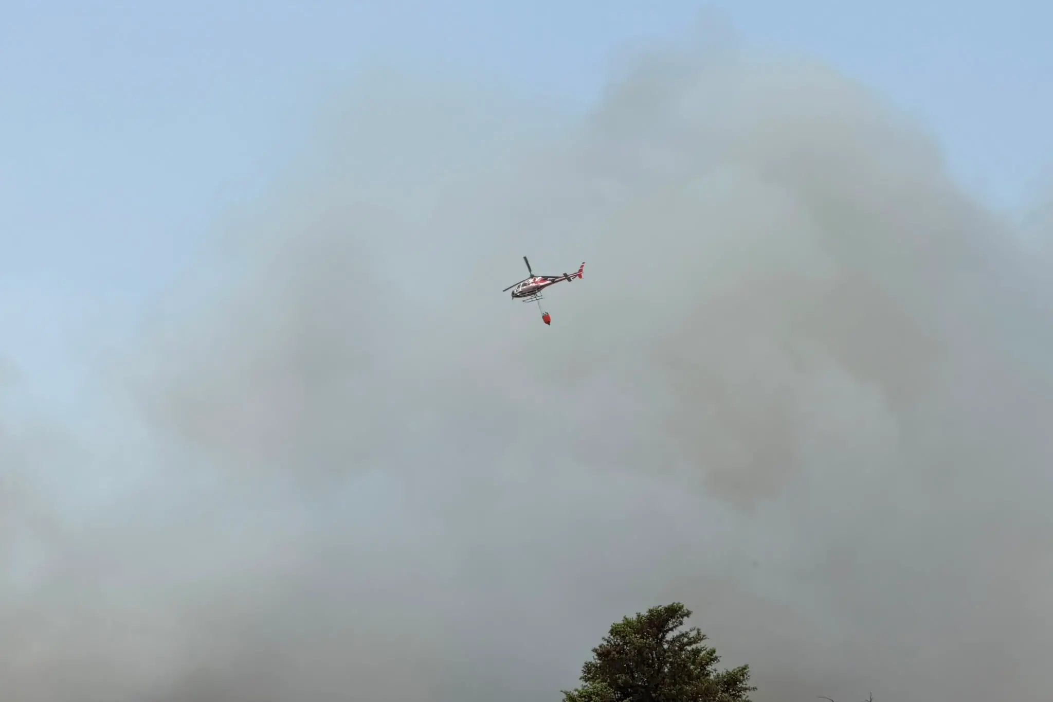 Incendio a Portoscuso, mezzi aerei in volo