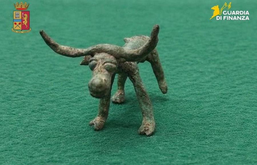 Oristano, un bronzetto a casa dell’ex sindaco: denunciato