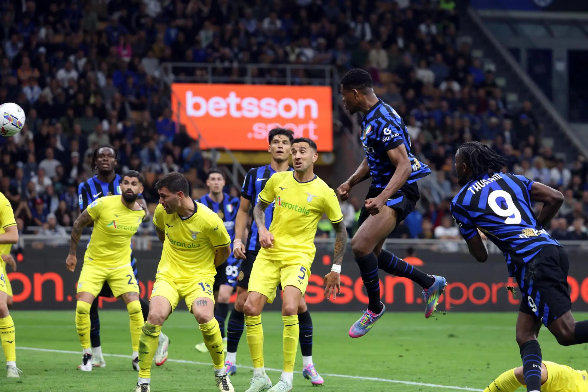 Il gol di Denzel Dumfries in Inter-Lazio della penultima giornata di Serie A (foto Ansa)