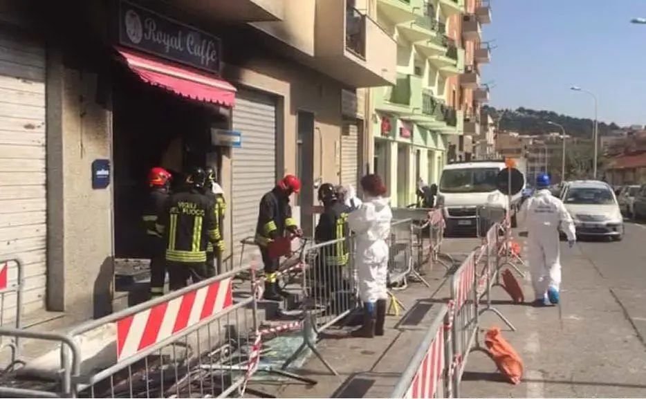 I rilievi di vigili del fuoco e scientifica