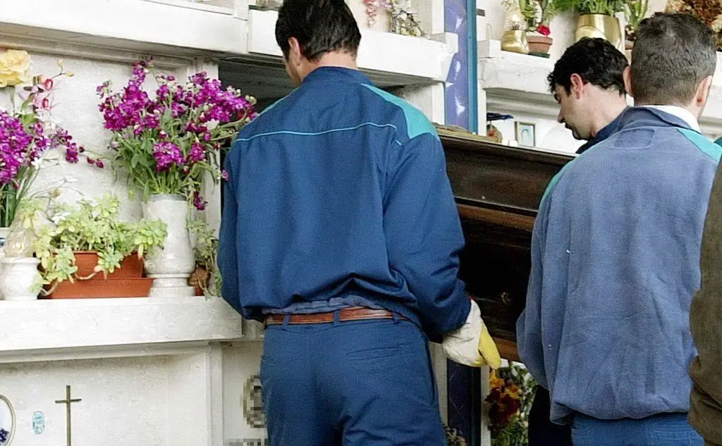 La riesumazione del corpo nell'ambito dell'inchiesta bis, che tuttavia non porterà mai alla verità sulla morte della donna