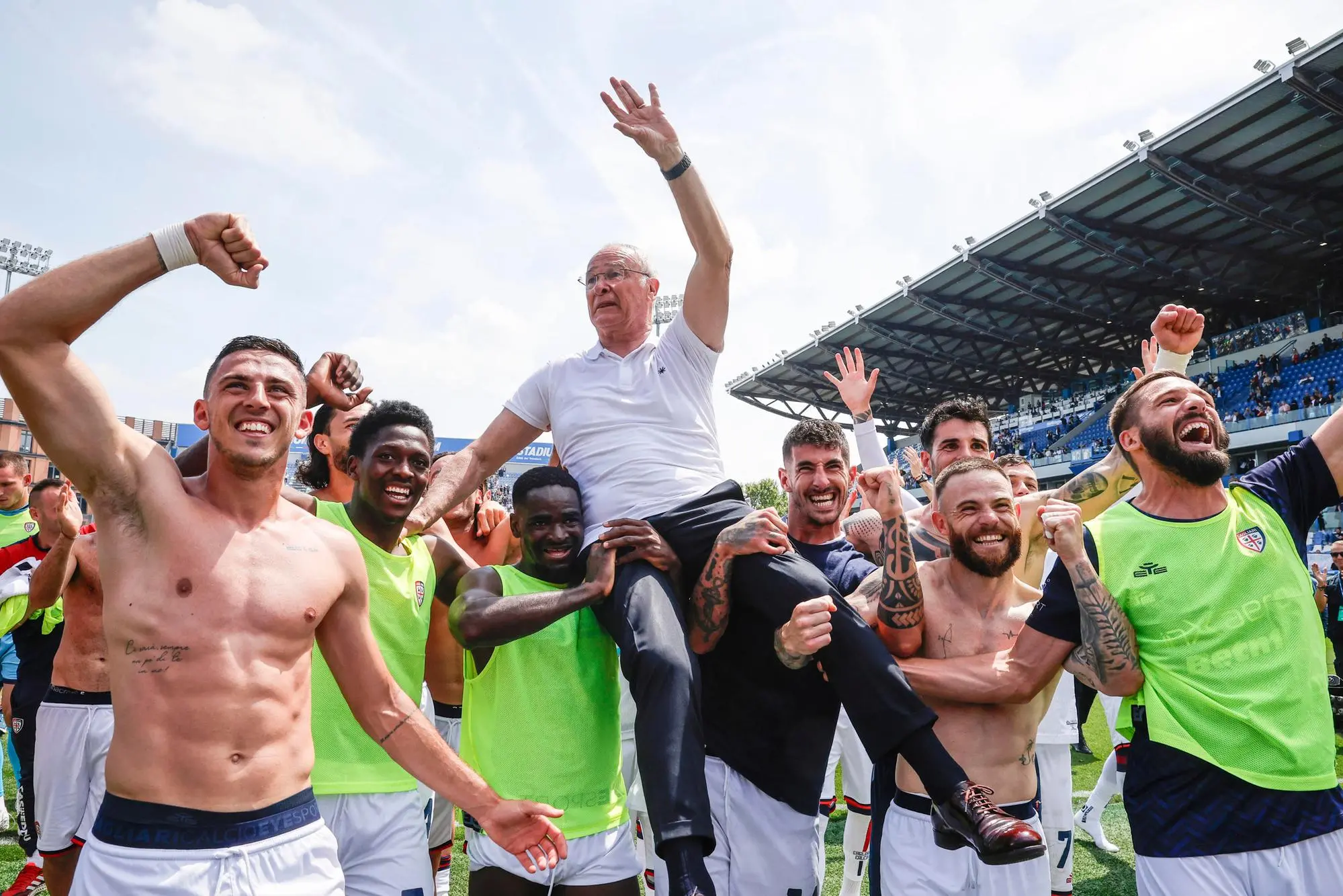 Ranieri carried to triumph under the away section of the Mapei Stadium (Ansa)