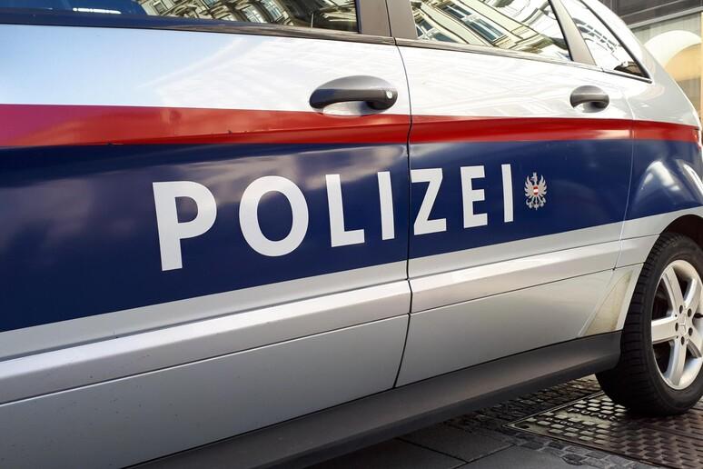Orrore a Innsbruck, madre e figlia di 10 anni trovate morte in un congelatore