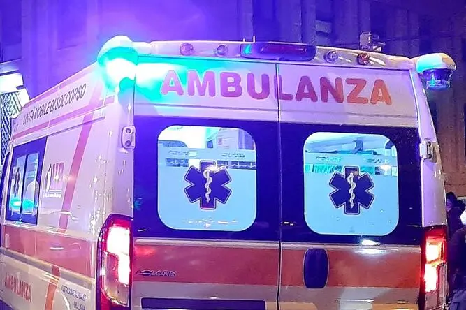 Un'ambulanza (foto Ansa)