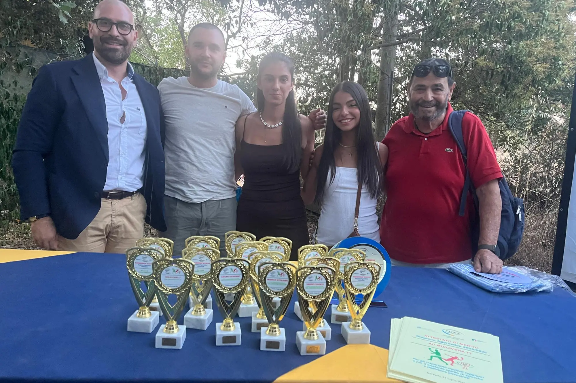Atlete e dirigenti del TT Muravera con i premi assegnati a Norbello (foto M.C.)