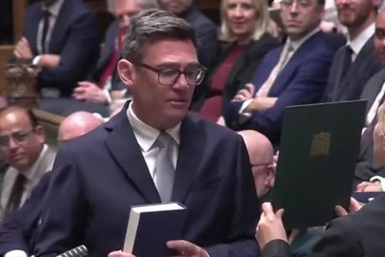 Gb, Andy Burnham ha prestato giuramento come deputato per Makerfield