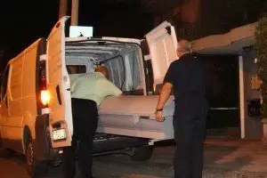 Cagliari: il corpo della donna viene portato via