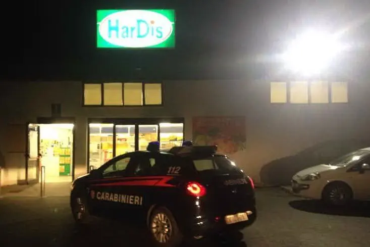 I carabinieri davanti all'HarDis rapinato