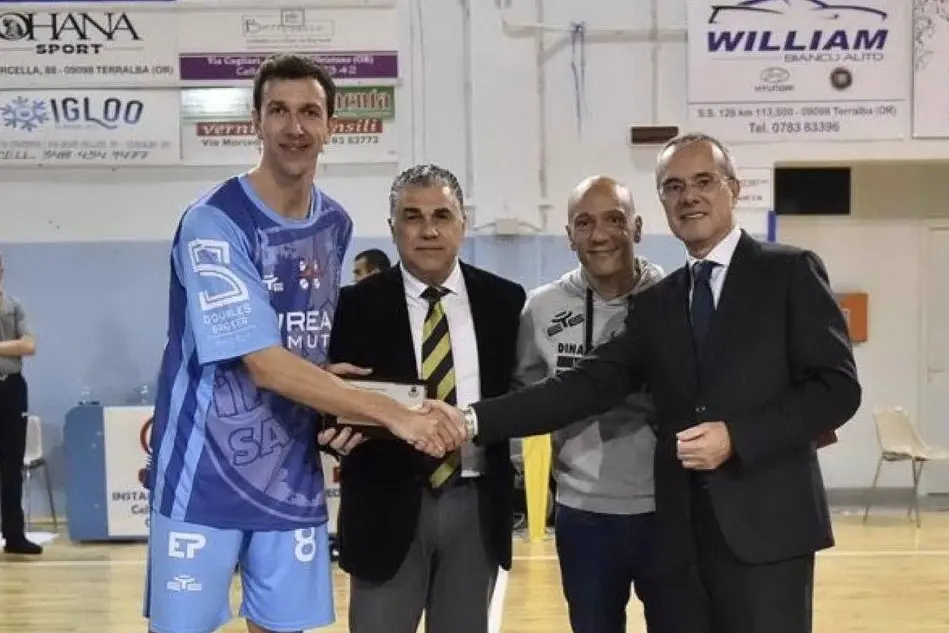 Un momento della premiazione col capitano della Dinamo Jack Devecchi (foto ufficio stampa)