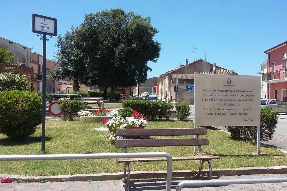 La piazza Nenni recentemente valorizzata con nuovo verde (foto L'Unione Sarda - Farris)