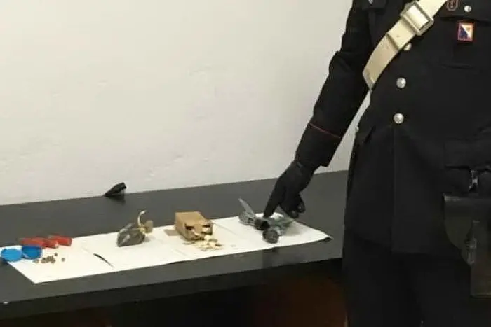 Il materiale sequestrato (foto carabinieri)