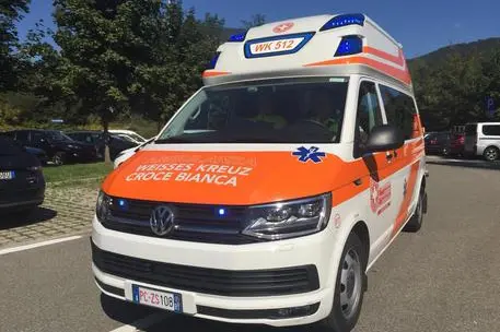 Un'ambulanza della Croce bianca (Ansa)