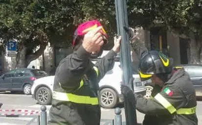 L'albero e il palo pericolanti si trovano in piazza Sella