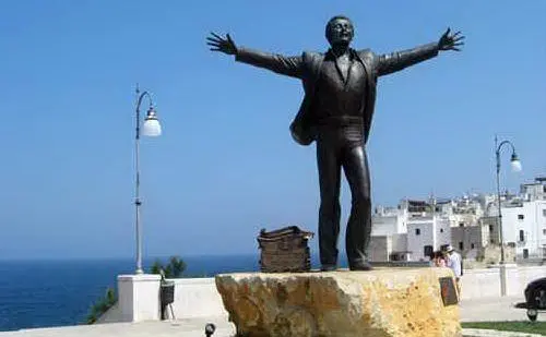 La statua dedicata a Modugno a Polignano a Mare