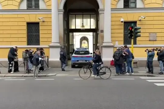 Familiari dei fermati per gli scontri di Milano attendono in Questura