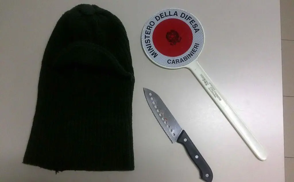 Il passamontagna e il coltello usati per la rapina