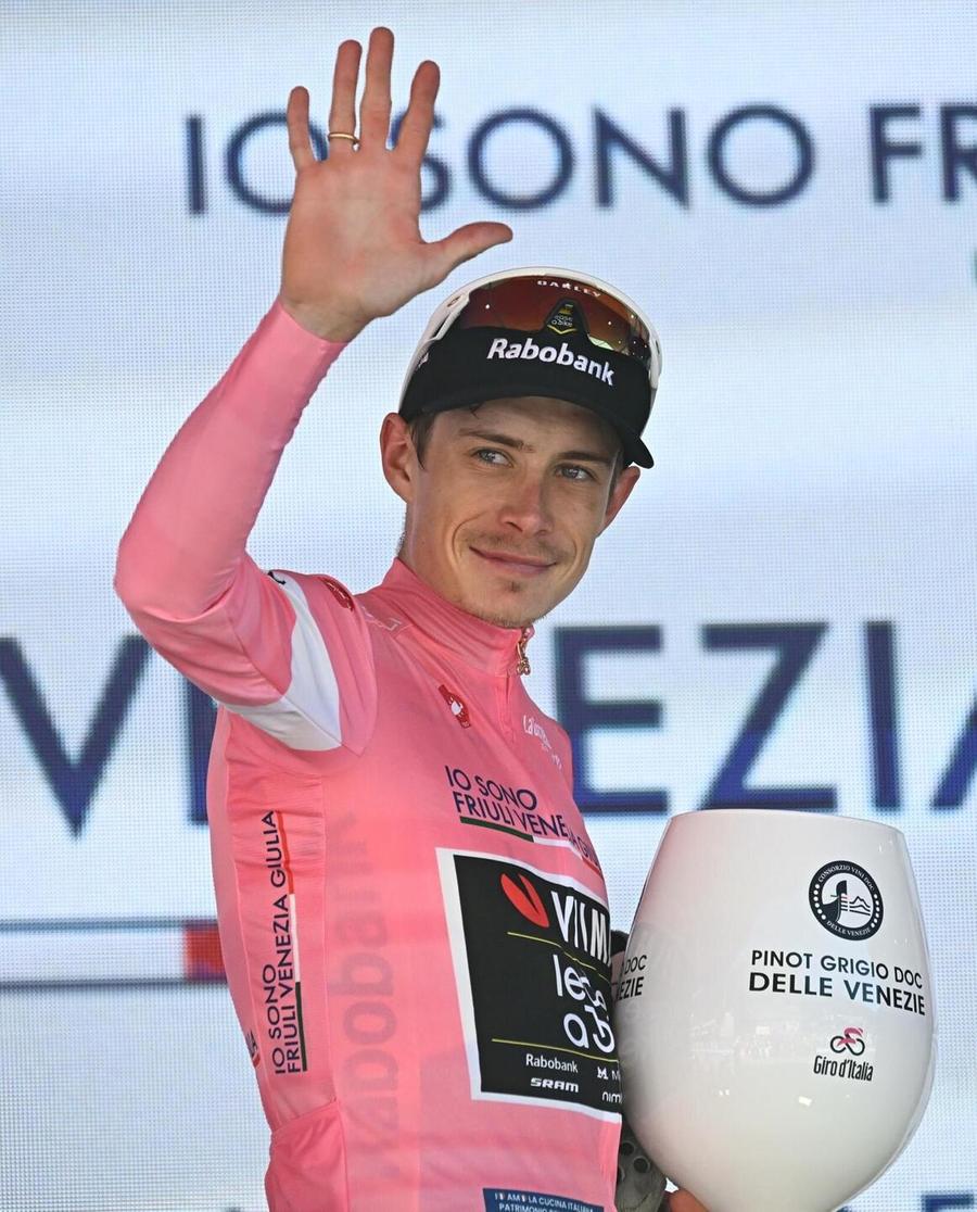 Vingegaard, tris al Giro d’Italia: è in rosa a Pila