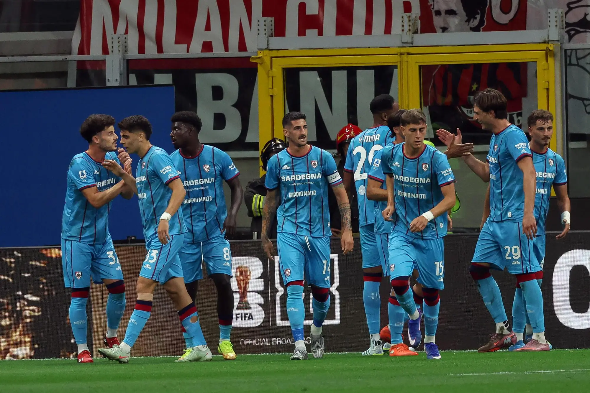Il Cagliari esulta per il gol di Gennaro Borrelli contro il Milan (foto Ansa)