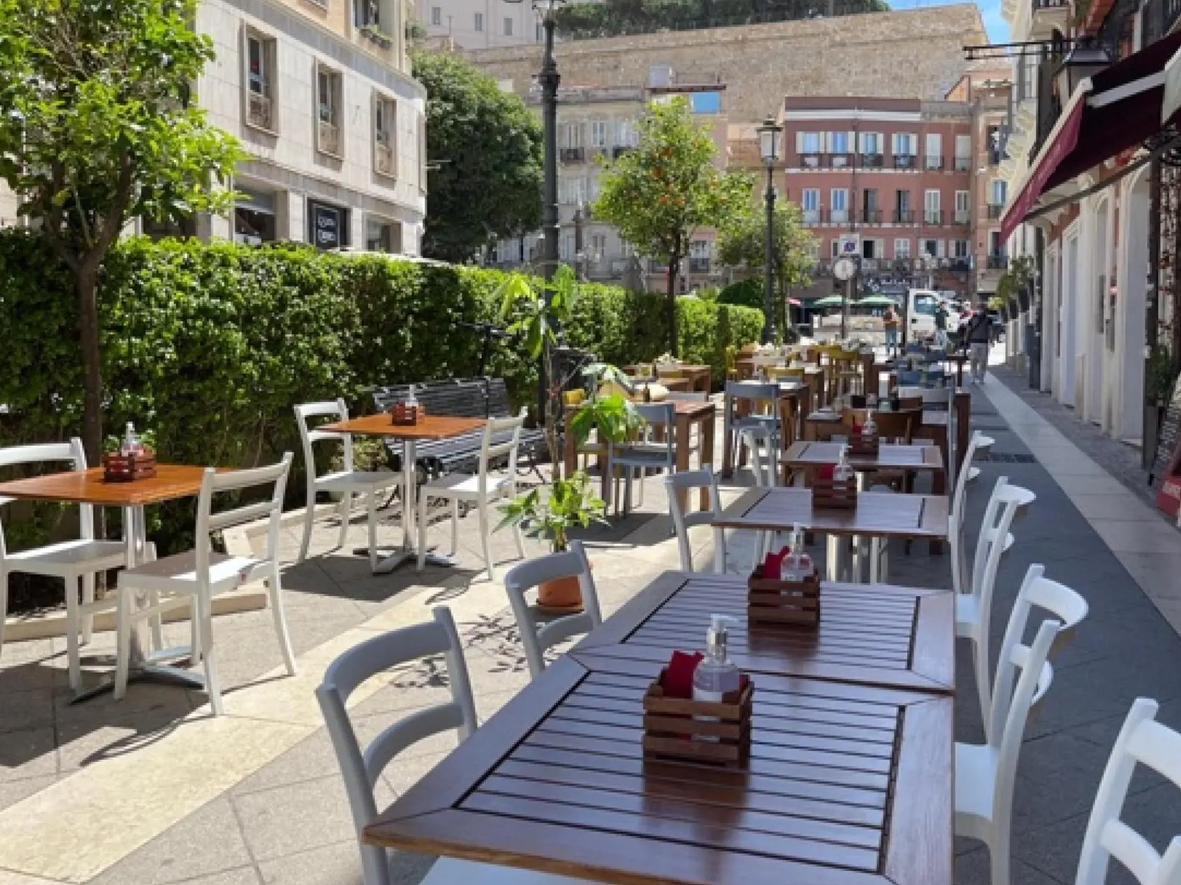 I bar ed i ristoranti si adeguano al giallo riaprendo le attività all'aperto ed in strada riappaionoo i tavoli per consumare a Cagliari, 17 maggio 2021. ANSA/Stefano Ambu