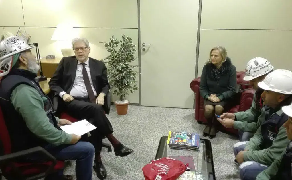 Il ministro De Vincenti incontra una delegazione dell'Eurallumina