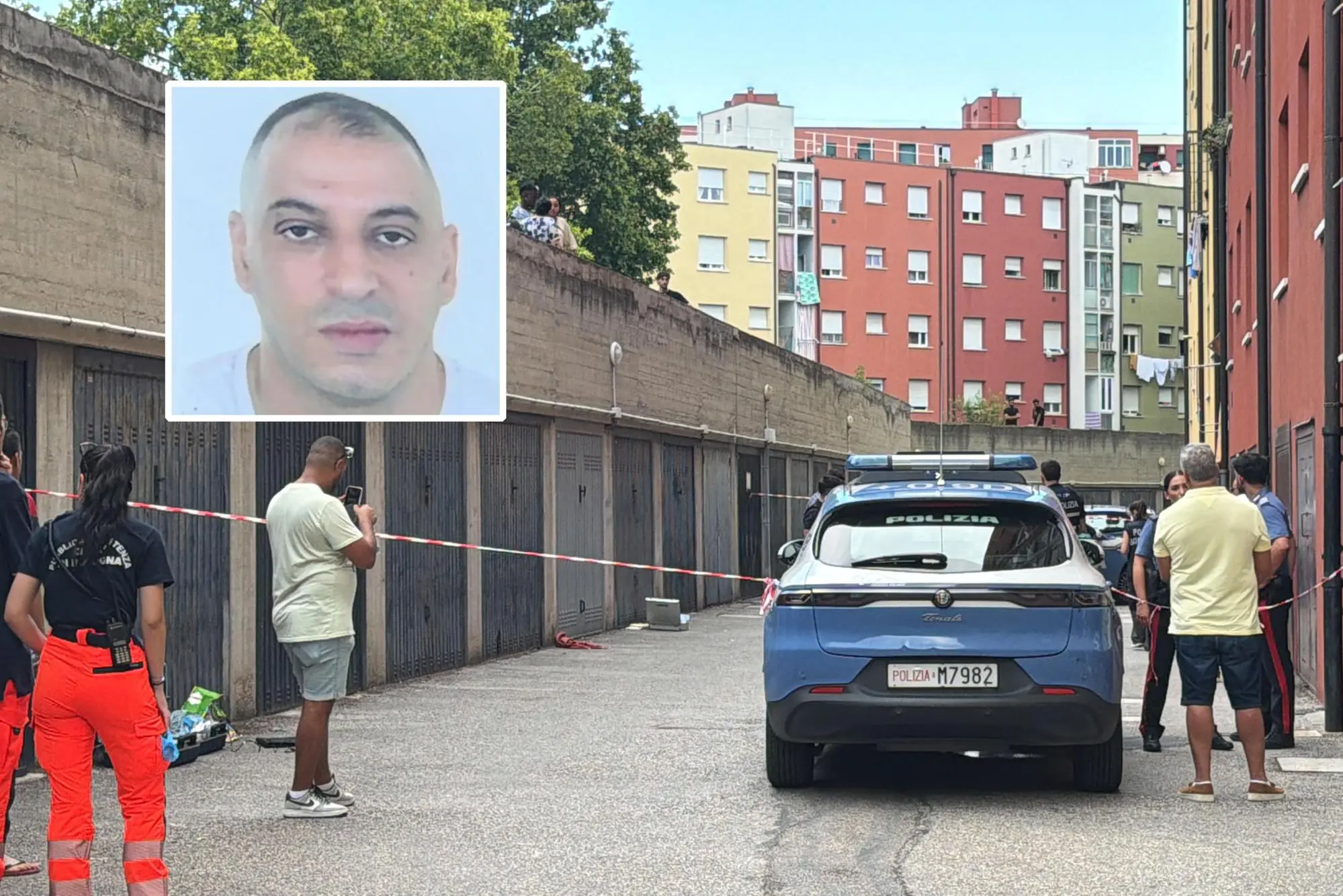 Viene ammanettato e muore durante l’intervento della polizia Nella combo, Abderrahim Fakir, 43enne marocchino morto a Bologna durante un intervento della polizia, e il luogo in cui ha perso la vita nel quartiere Pilastro di Bologna, 19 luglio 2026. ANSA/SARA FERRARI
