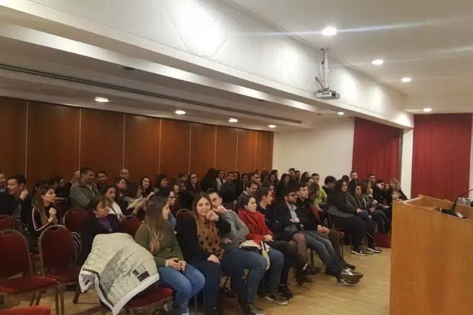 L'assemblea dei medici (foto L'Unione Sarda - Pinna)
