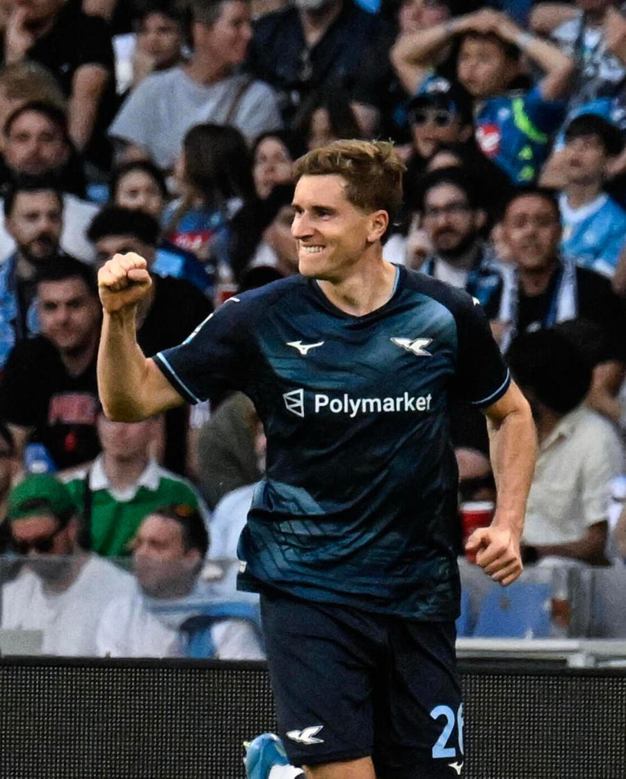 Il Napoli affonda, l’Inter ringrazia la Lazio e Sarri