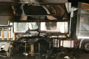 Il mezzo del circo Orfei colpito dagli incendiari