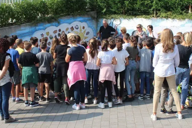 I bambini davanti al muro dei ricordi in memoria di Giulia Lucia