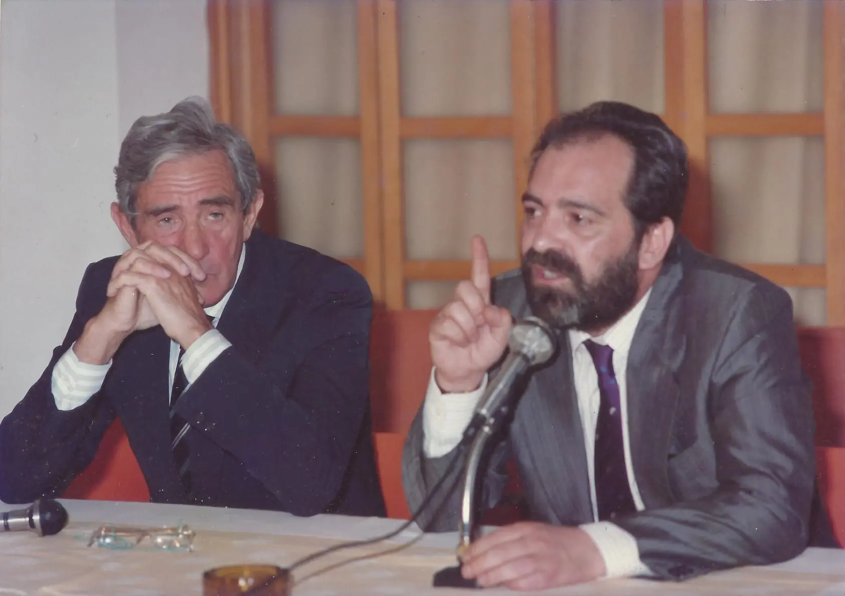 Walter Chiari in sezione con Tore Fadda (foto Tellini)