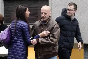 Alessandro sallusti in centro a Milano con la figlia