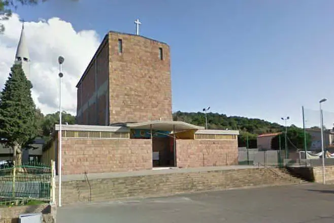 La chiesa e il campo sportivo di Rosmarino