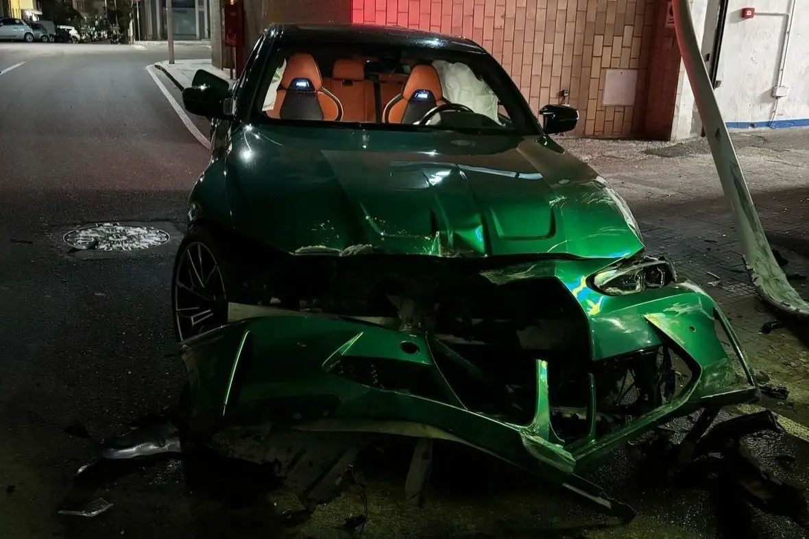 L'auto distrutta in via de Gioannis