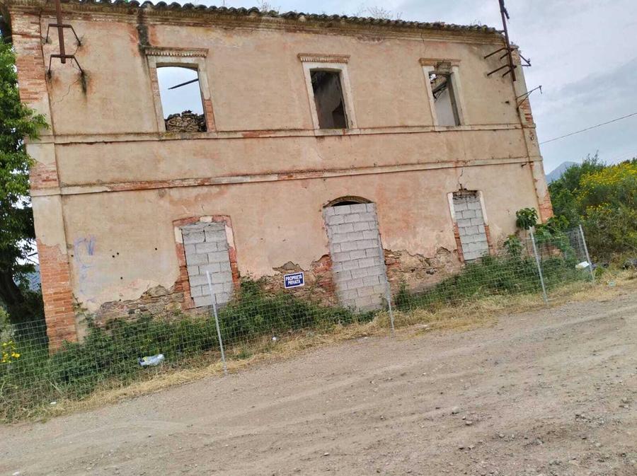 Locali pericolanti a Nuracci: recintata la stazione dei treni