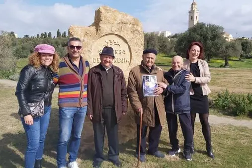 I tre nonnini di Settimo col sindaco Gigi Puddu e le organizzatrici della passeggiata di maggio (foto Serreli)