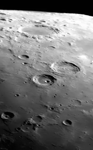 La superficie lunare (Archivio L'Unione Sarda)