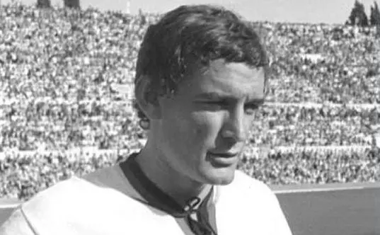 Un'immagine di repertorio con la maglia del Cagliari