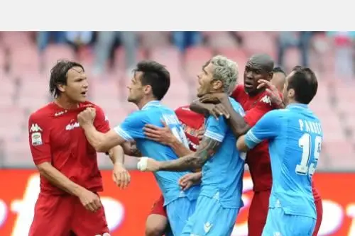 Momenti di tensione tra i giocatori del Napoli e quelli del Cagliari nei minuti finali della partita di Serie A