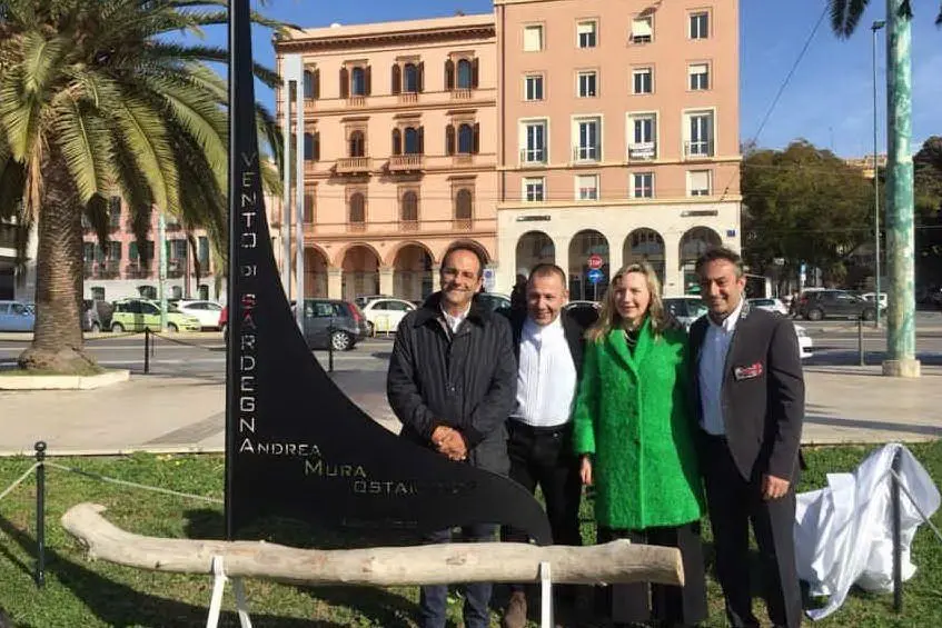 La cerimonia di consegna dell'opera