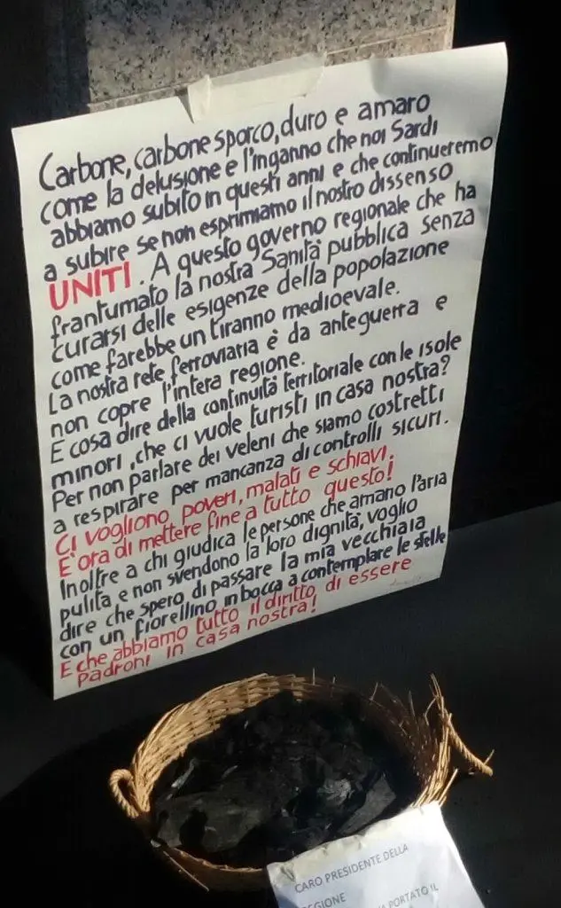 Il carbone e uno dei cartelli affissi su un pilastro
