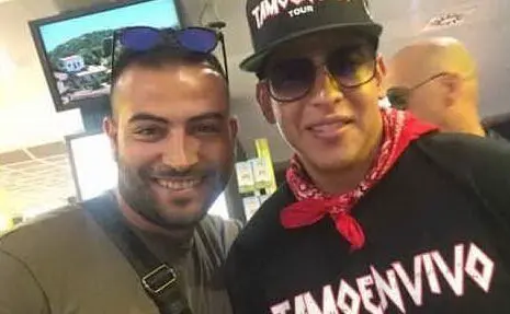 Matteo, un fan cagliaritano, insieme a Daddy Yankee