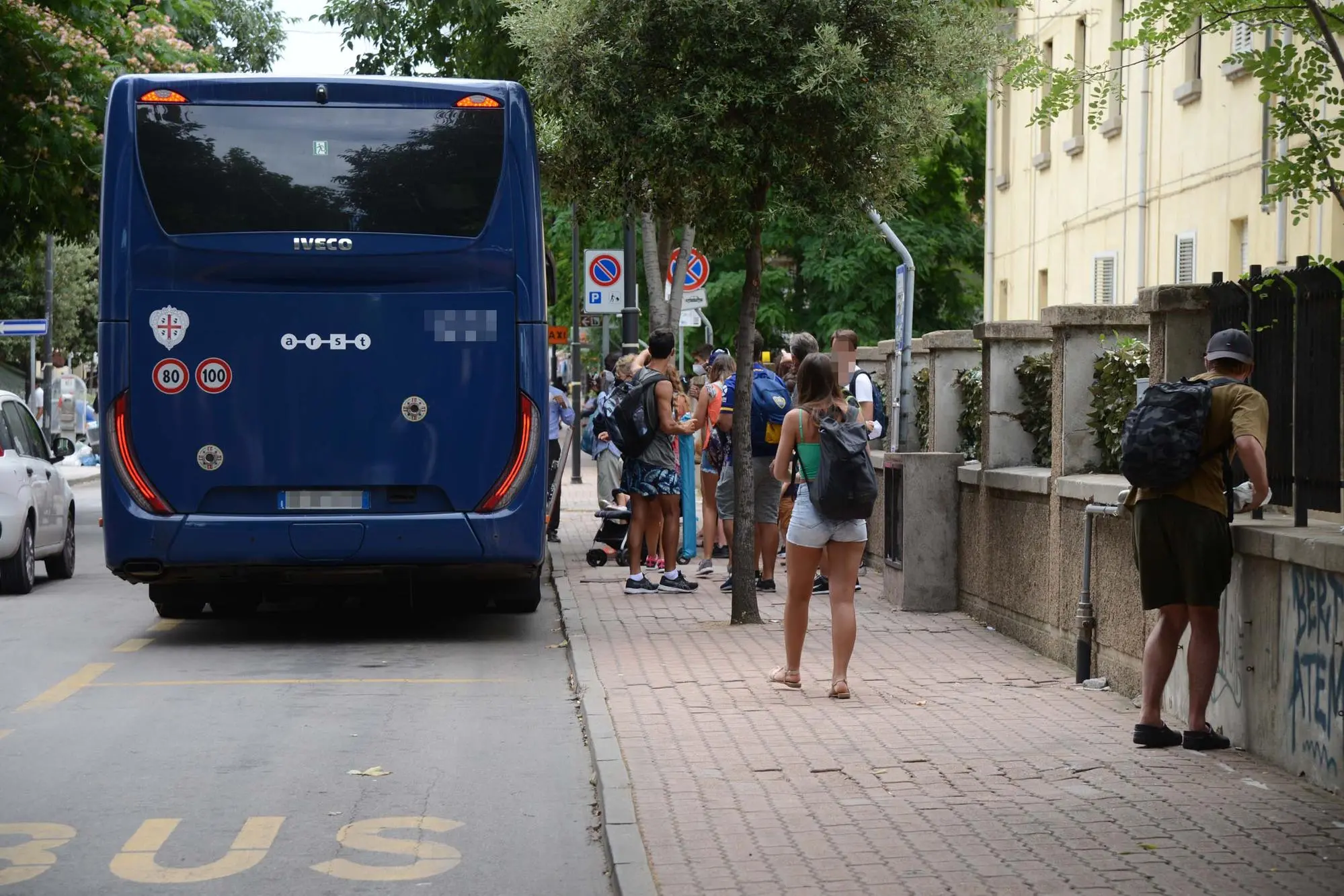 La fermata degli autobus Aspo in via Vittorio Veneto (Foto Antonio Satta)